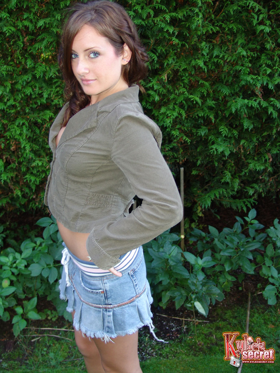 kyliessecret Brunette Babe Wearing Miniskirt - Image Gallery #179388